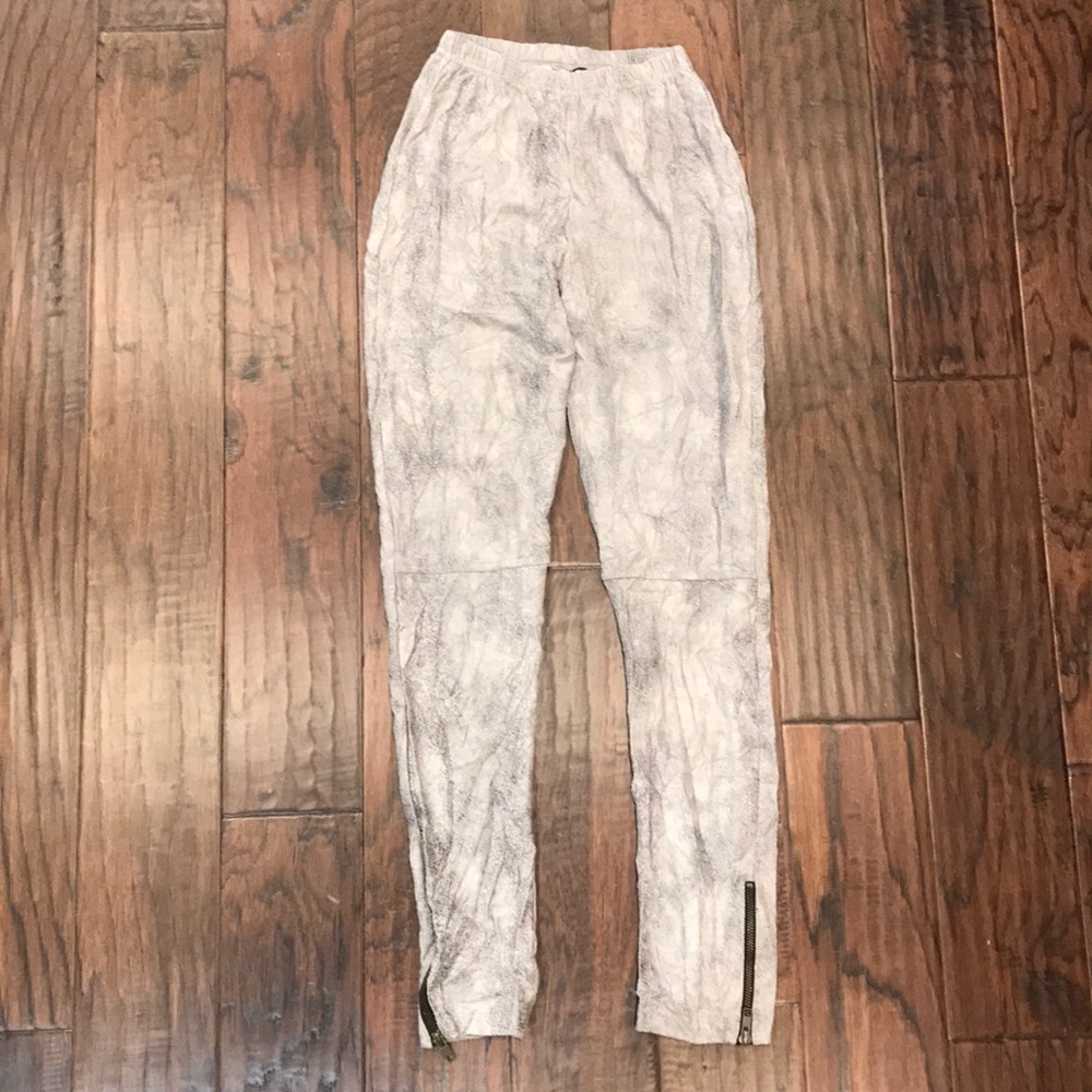 Elastic waist leggings